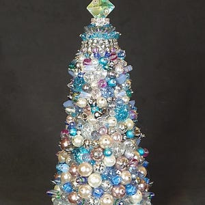 アーティストのサイン入り手作りの宝石付きクリスマスツリー