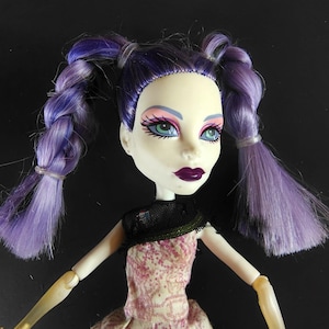 Muñeca Monster High Spectra Vondergeist en la serie Ghouls Sports