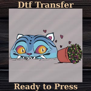 Puede incluir: Ilustración de dibujos animados con una criatura azul con forma de gato, con ojos amarillos y dientes afilados, acompañada de una planta en maceta. El texto "DTF Transfer" y "Ready to Press" se muestra.