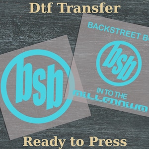 Puede incluir: Dos hojas de transferencia DTF transparentes con diseños turquesa. Una presenta las letras "bsb" dentro de un círculo, la otra dice "BACKSTREET BOYS" e "INTO THE MILLENNIUM" con el logo "bsb". El texto en la parte superior dice "Dtf Transfer" y "Ready to Press" en la parte inferior.