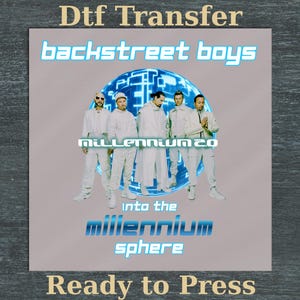 Könnte beinhalten: Ein DTF-Transfer mit den Backstreet Boys. Das Bild zeigt die Bandmitglieder in weißen Outfits vor einer blau-weißen Kugel. Der Text enthält "backstreet boys", "MILLENNIUM 2.0" und "into the millennium sphere". Die Worte "Ready to Press" sind ebenfalls sichtbar.