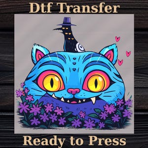 Puede incluir: Ilustración caprichosa de un gato azul con grandes ojos amarillos, un pájaro negro con sombrero y flores moradas. Se muestra el texto "Dtf Transfer" y "Ready to Press".