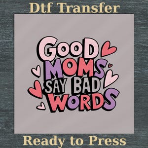Puede incluir: Transferencia DTF gris con el texto "Good Moms Say Bad Words" en rosa, morado y negro, con detalles de corazones. Las palabras "Ready to Press" est&aacute;n en la parte inferior.
