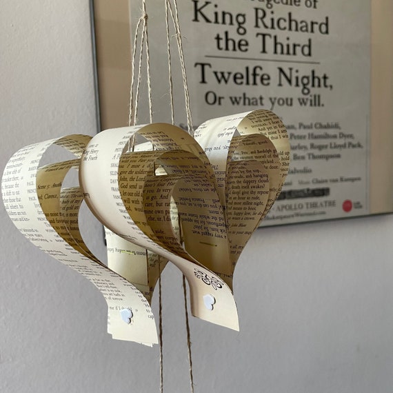 Ghirlanda di cuori di carta, libri di Shakespeare riciclati, regalo di  laurea -  Italia