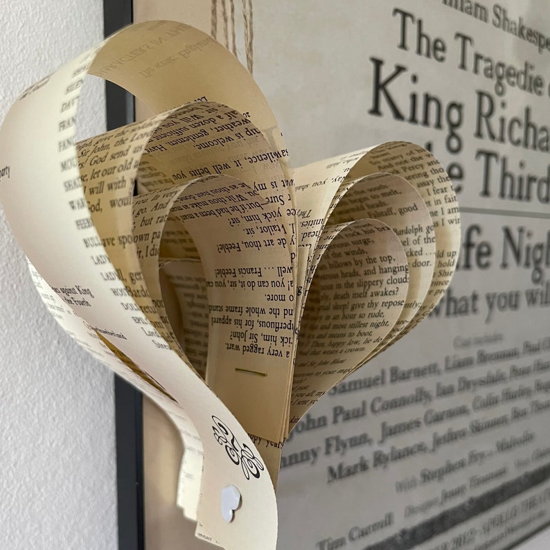 Guirnalda de corazón de papel, libros de Shakespeare reciclados, regalo de graduación imagen 4