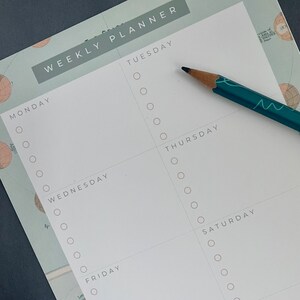 Könnte beinhalten: Ein Wochenplaner mit weißem Hintergrund und grauem Text. Der Planer ist in sieben Abschnitte unterteilt, einen für jeden Tag der Woche: Montag, Dienstag, Mittwoch, Donnerstag, Freitag, Samstag und Sonntag. Jeder Abschnitt enthält eine Liste leerer Kreise zum Schreiben von Aufgaben oder Terminen.