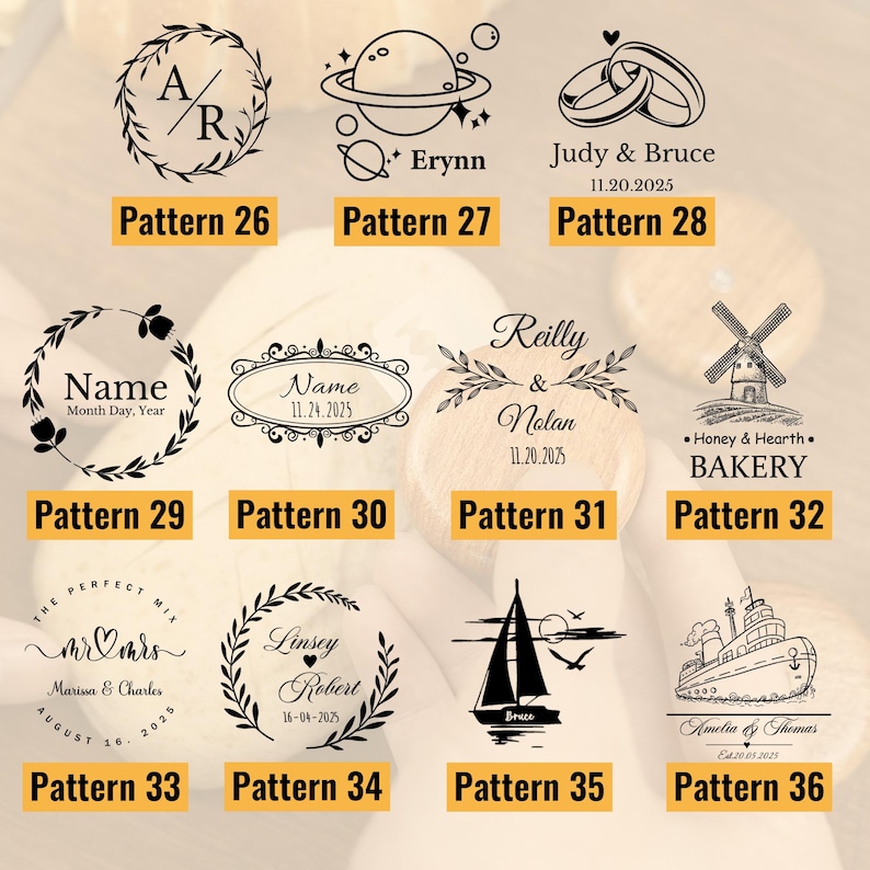 Peut inclure: Une collection de 12 motifs diff&eacute;rents, chacun num&eacute;rot&eacute;. Les motifs comprennent une couronne florale avec des initiales, une plan&egrave;te avec un nom, des alliances avec des noms et une date, et un voilier. Le texte comprend des noms et des dates.
