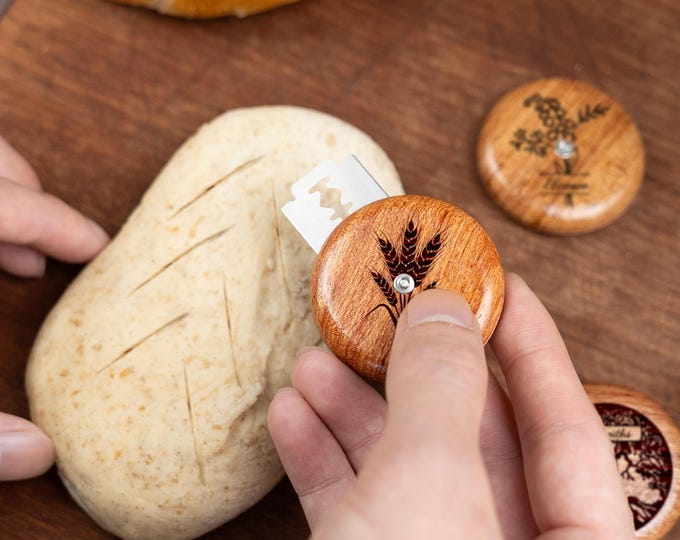 Custom UFO Wood Bread Lame，Lame For Baker, Bread Scoring Blade, Sourdough Tools，Sourdough Lame，Gifts For The Bride & Couples，Christmas Gifts