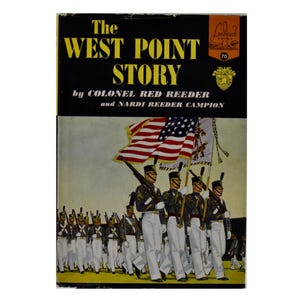 Könnte beinhalten: Der Umschlag eines Buches mit dem Titel "The West Point Story" von Colonel Red Reeder und Nardi Reeder Campion. Der Umschlag zeigt eine Gruppe von Männern in Militäruniform, die in Formation marschieren, mit einer amerikanischen Flagge und einem Banner im Hintergrund.