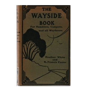 Könnte beinhalten: Der Einband eines Buches mit dem Titel "The Wayside Book" für Wanderer, Camper und alle Reisenden von Heather White und R. Francis Foster. Der Einband zeigt eine Schwarzweißillustration eines Baumes und einer kurvigen Straße.