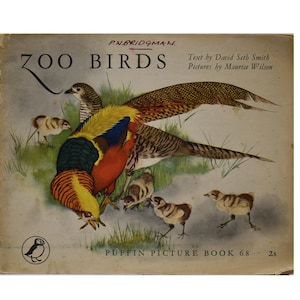 Puede incluir: Una portada de libro infantil vintage titulada "Zoo Birds" con ilustraciones de un faisán dorado y otras aves. El libro forma parte de la serie Puffin Picture Book.