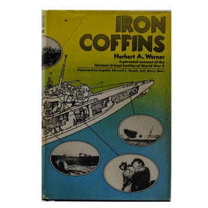 Puede incluir: Un libro antiguo titulado "Iron Coffins" de Herbert A. Werner. La portada presenta una ilustración detallada de un submarino, con imágenes adicionales de batallas navales. El título del libro está en letras amarillas en negrita sobre un fondo amarillo y azul.