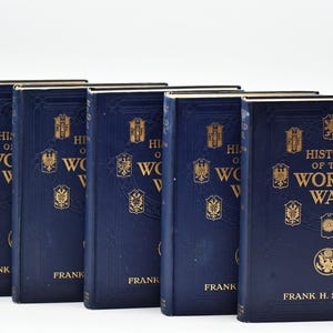Puede incluir: Un conjunto de seis libros de tapa dura azules con letras doradas. Los libros se titulan "Historia de la Guerra Mundial" y están escritos por Frank H. Simonds.