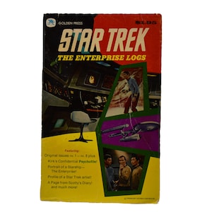 Puede incluir: Una portada de libro roja y amarilla con el título "STAR TREK THE ENTERPRISE LOGS" y un precio de $1.95. La portada presenta imágenes de la nave espacial Enterprise, el Capitán Kirk y otros personajes de la serie de televisión Star Trek.