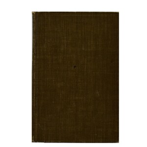 Può includere: Un libro rettangolare con copertina rigida, di colore verde oliva scuro. La copertina ha un aspetto strutturato e tessuto e mostra segni di usura, tra cui una piccola macchia scura. Il libro è isolato su sfondo bianco.
