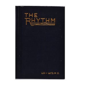 Może przedstawiać: Książka w ciemnoniebieskim kolorze z pozłacanymi napisami na okładce. Tytuł to "THE RHYTHM" ze stylizowaną nutą muzyczną. Autorem jest "LEO J. LATZ, M. D."