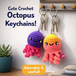 Könnte beinhalten: Zwei handgefertigte Häkel-Oktopus-Schlüsselanhänger. Einer ist lila und rosa, der andere gelb und rosa. Die Schlüsselanhänger hängen an einem Wandhaken mit Schlüsseln. Text lautet "Cute Crochet Octopus Keychains!" und "Adorable & useful!"