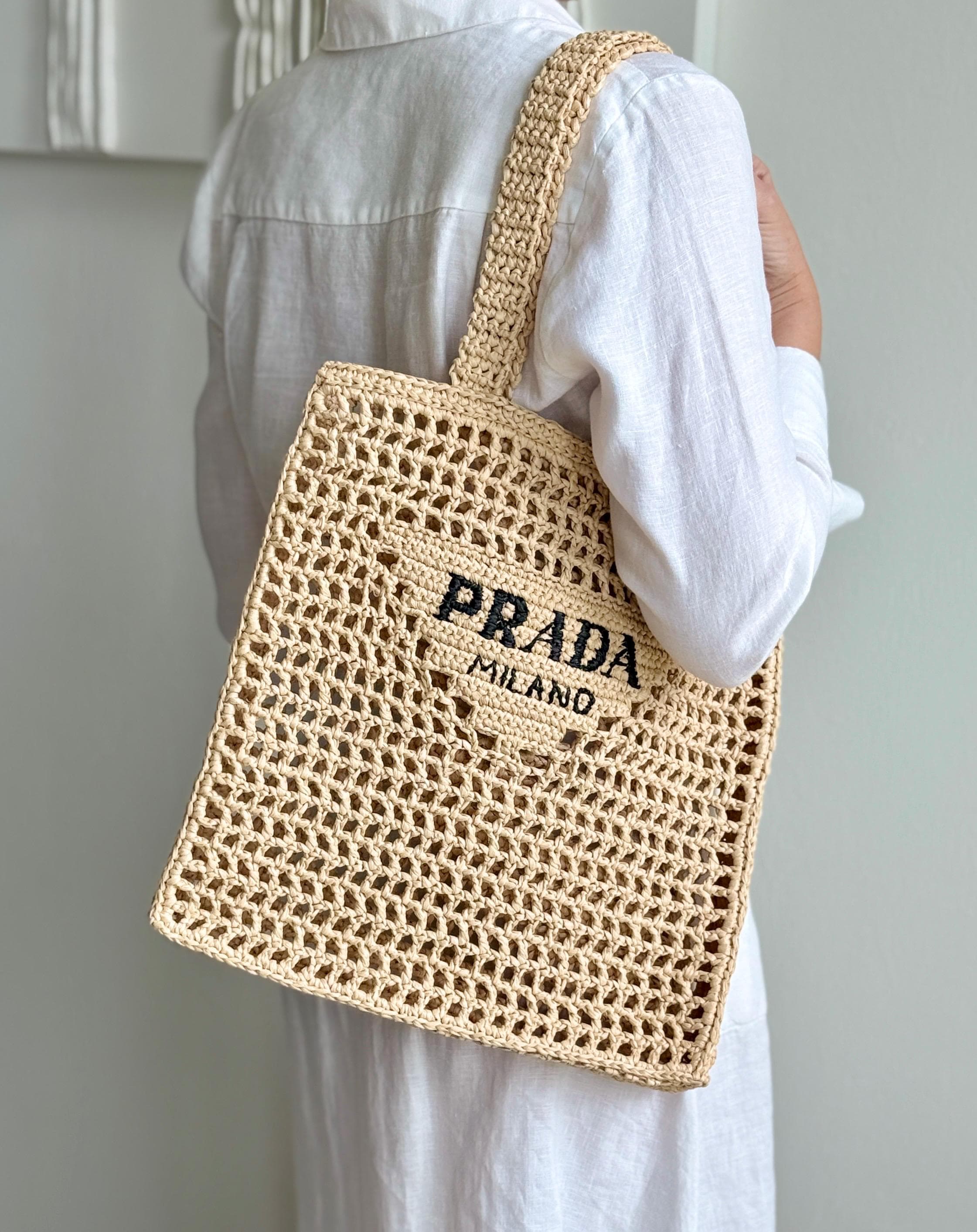 【PRADA】かぎ針編みのトートバッグ PRADA】かぎ針編みトートバッグ ラフィアバッグ (PRADA/かご
