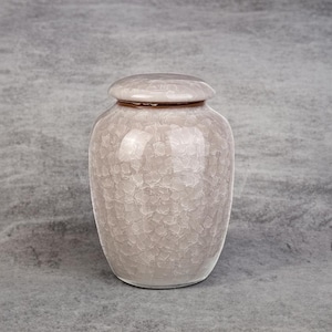 Aeris rusturn – witte ijsgebarsten urn