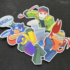 Può includere: Una collezione di adesivi colorati di personaggi dei cartoni animati. Gli adesivi presentano varie figure, tra cui un uccello blu con una nuvoletta che dice "BRUH...", uno chef e un operaio edile. I personaggi sono in varie pose e abiti.