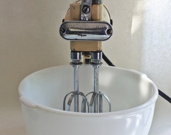 Sunbeam Mixmaster Model 1 with Beaters and Bowls, Circa 1930s, Original Mixmaster with Original Beaters and Bowls, Mixmaster with Bowls