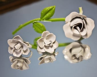 Vintage 1950-tals emaljsmyckeset med blommor: rosbrosch och klämmörhängen