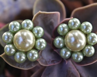 Pendientes de clip con flor de perla artificial verde de los años 50