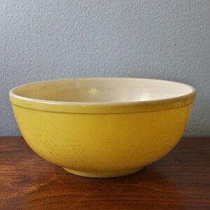 Vintage Yellow Pyrex Unnumbered Mixing Bowl, Circa 1960s, Sixties Era Yellow Pyrex Mixing Bowl, Yellow Pyrex, Primary Color Pyrex Bowl