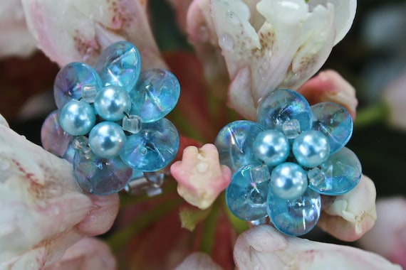 Blue Iridescent Floral Faceted Bead and Faux Pear… - image 1