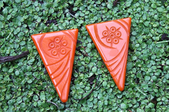 Orange Triangular Carved Bakelite Dress Clips, Ci… - image 4