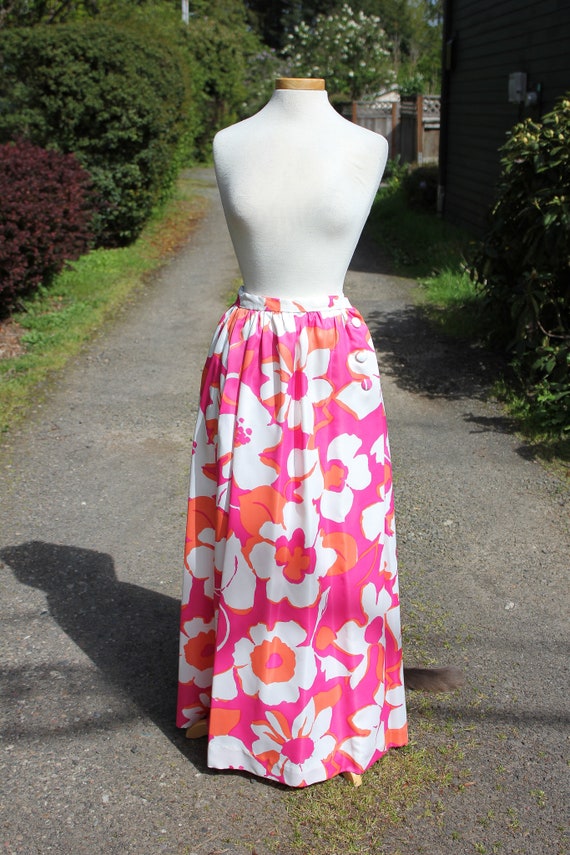 Marimekko Style Hot Pink Orange and White Floral M