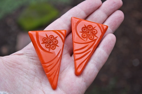 Orange Triangular Carved Bakelite Dress Clips, Ci… - image 3