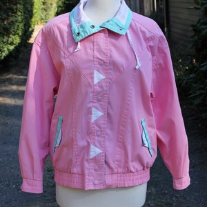 Roze windjack uit de jaren 80: mintgroene driehoekaccenten, schoudervullingen