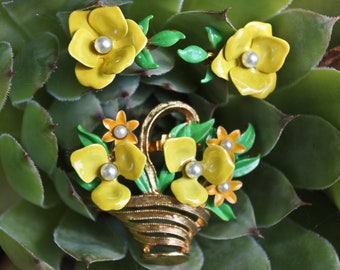 Smalto giallo verde e oro metallo Demi Parure, circa 1950, smalto floreale giallo Demi Parure con orecchini e una spilla,