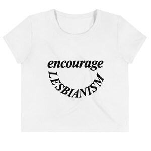 Camiseta del orgullo lésbico. Camiseta sáfica. Orgullo LGBT. Top corto queer. Fomenta el lesbianismo. Amor WLW. Protesta LGBTQ. Camiseta LGBT vintage. Regalos gay.