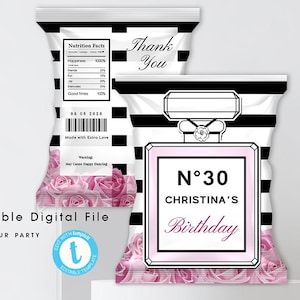 Könnte beinhalten: Zwei Party-Geschenktüten mit schwarz-weißen Streifen. Eine Tüte zeigt ein Nährwertetikett und den Text „Thank You“. Die andere Tüte hat ein Parfümflaschen-Design mit dem Text „N°30 CHRISTINA'S Birthday“. Rosa Rosen sind sichtbar.