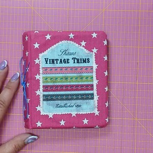 Mini Fotoalbum, Platz für 64 Fotos im 6 x 9 cm Format, außen mit Stoff beklebt, innen schwarz, durchsichtige Taschen, 10 x 13 cm Außengröße