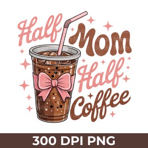 Pode incluir: Gr&aacute;fico digital de um caf&eacute; gelado em um copo de pl&aacute;stico transparente, adornado com um la&ccedil;o e um canudo rosa. O texto "Half Mom Half Coffee" &eacute; exibido em escrita rosa e marrom. Acentos de estrelas rosas circundam a x&iacute;cara e o texto. A parte inferior da imagem diz "300 DPI PNG".