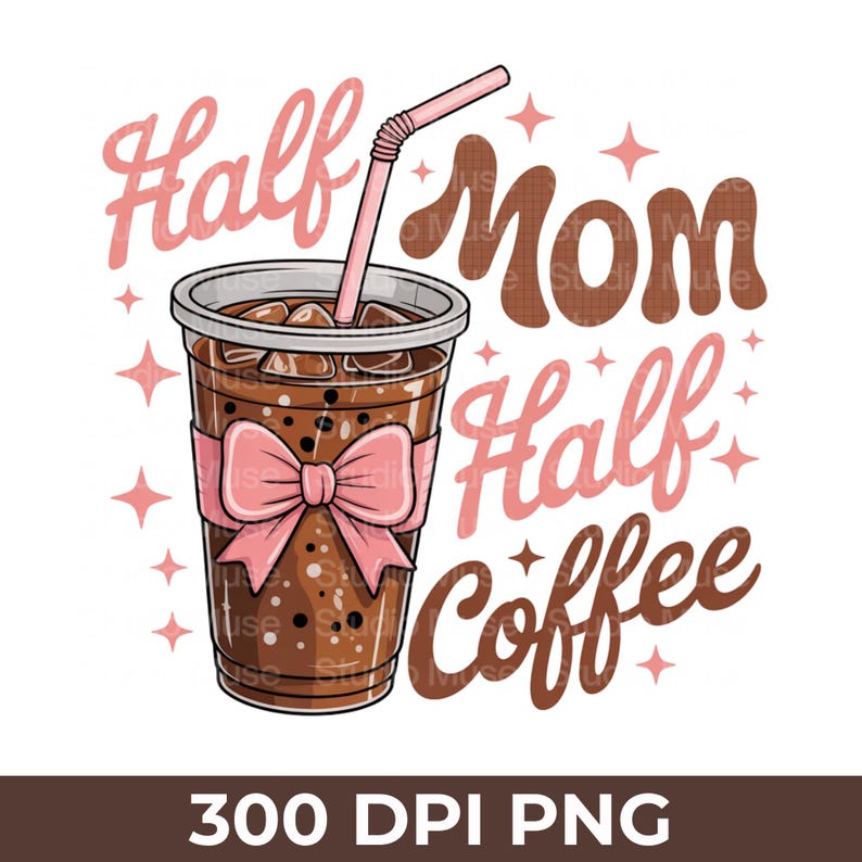 Pode incluir: Gr&aacute;fico digital de um caf&eacute; gelado em um copo de pl&aacute;stico transparente, adornado com um la&ccedil;o e um canudo rosa. O texto "Half Mom Half Coffee" &eacute; exibido em escrita rosa e marrom. Acentos de estrelas rosas circundam a x&iacute;cara e o texto. A parte inferior da imagem diz "300 DPI PNG".