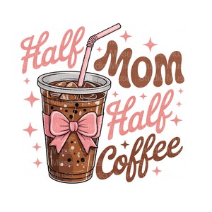 Pode incluir: Ilustra&ccedil;&atilde;o gr&aacute;fica de um caf&eacute; gelado em um copo de pl&aacute;stico transparente com um la&ccedil;o e canudo rosa. O texto diz "Half Mom Half Coffee" em script rosa e marrom com detalhes de estrela.