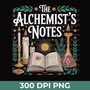 Op de afbeelding: Een vintage illustratie op een zwarte achtergrond met de tekst "THE ALCHEMIST'S NOTES". Het ontwerp bevat kaarsen, een open boek, een zon en een fles. De onderkant van de afbeelding luidt "300 DPI PNG."