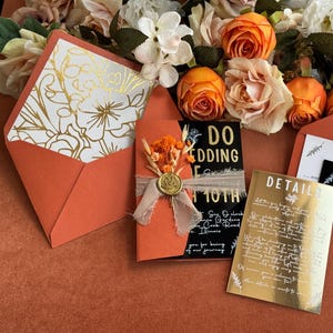 Inviti di nozze moderni in acrilico nero con busta da sposa in terracotta, inviti di compleanno Quinceanera in lamina d'oro con RSVP