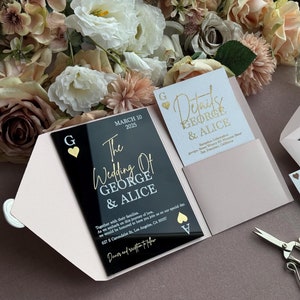 Spielkarten dreifach gefaltene Acryleinladungen, Blush rosa Hochzeitsumschlag, Hochzeitspapeterie, kundenspezifische Hochzeit lädt Detailkarte ein