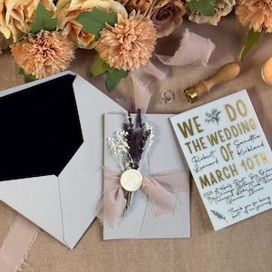 Suite de faire-part de mariage moderne avec impression acrylique blanche sur feuille d'or, enveloppes lilas, invitations de Quinceanera personnalisées
