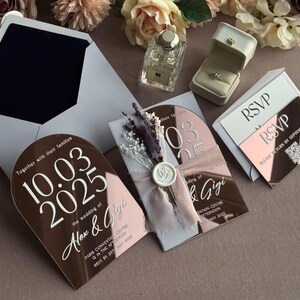 Conjunto de convites de acrílico Arch Rose Gold com cartões de casamento, convites de aniversário, convites para festa de 16 anos, envelope lilás com veludo azul marinho