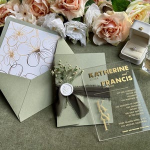 Saliegroen helder acryl uitnodigingen set, kaart bruiloft details met RSVP, moderne luxe bruiloft uitnodigingssuite, uitnodigingen voor quinceanera