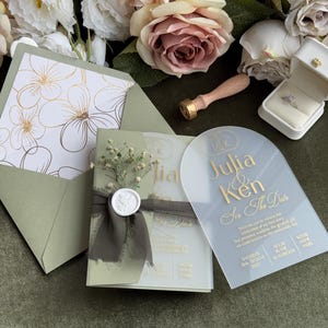 Bogen Acryl Hochzeitseinladungen Set mit Sage Green Umschläge, Goldfolie Druck Benutzerdefinierte Quinceanera Lädt Sweet 16 ein
