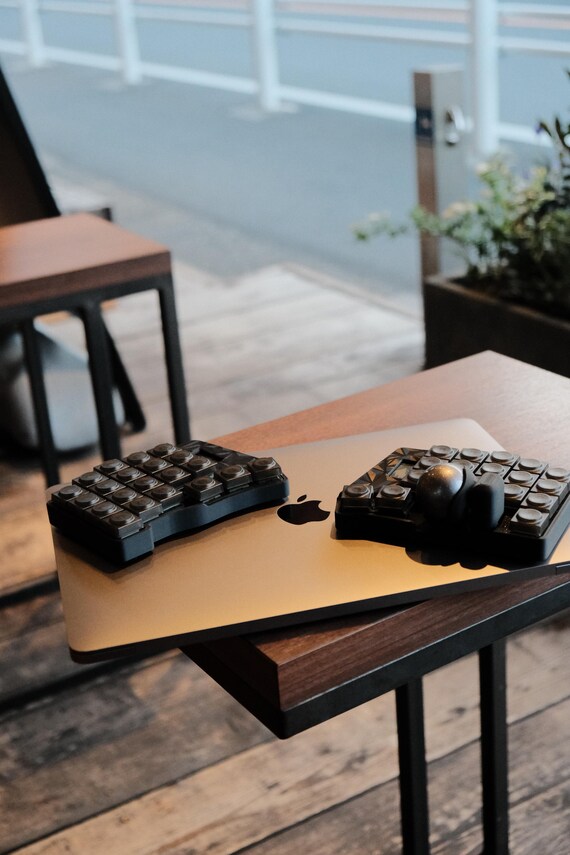 Wireless Keyball – Hot-swappable, OLED Display, Customizable Case