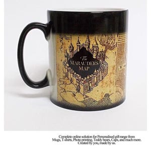 Può includere: Tazza in ceramica bianca e nera con un disegno a mappa e la scritta "The Marauders Map". La mappa è nei toni del marrone e beige. L'interno della tazza è di colore chiaro. Adatta per bevande calde.