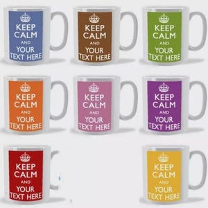 Pode incluir: Nove canecas de cerâmica branca com a frase "Keep Calm and Your Text Here". Cada caneca tem um fundo de cor diferente: azul, castanho, verde, laranja, rosa, roxo, vermelho e amarelo. Uma coroa está acima do texto.